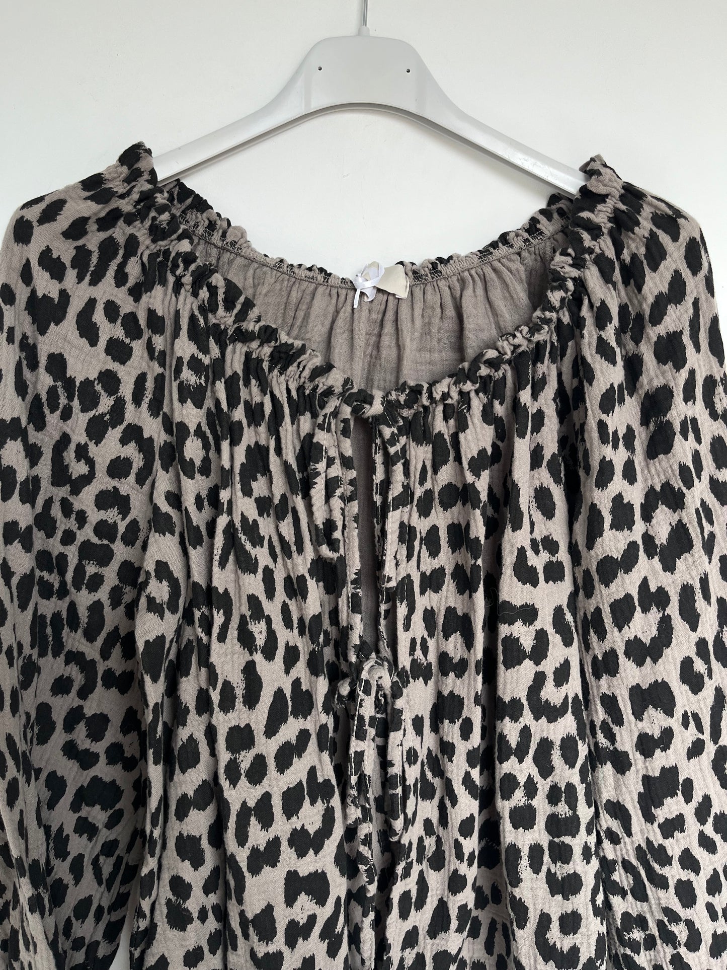 Musselin Off Shoulder Bluse (Leo - taupe)