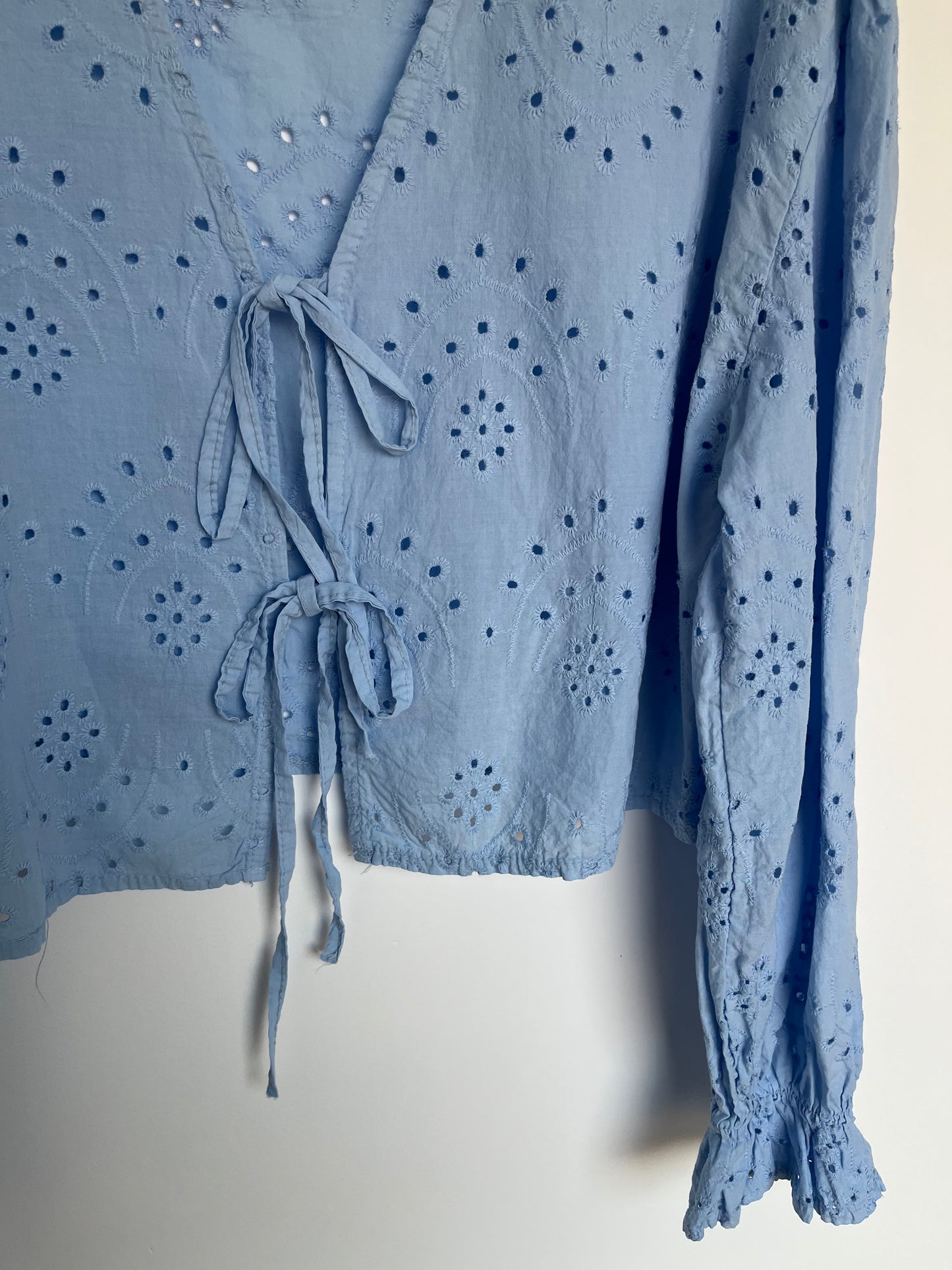 SALE Lochbluse "Mira" (hellblau)