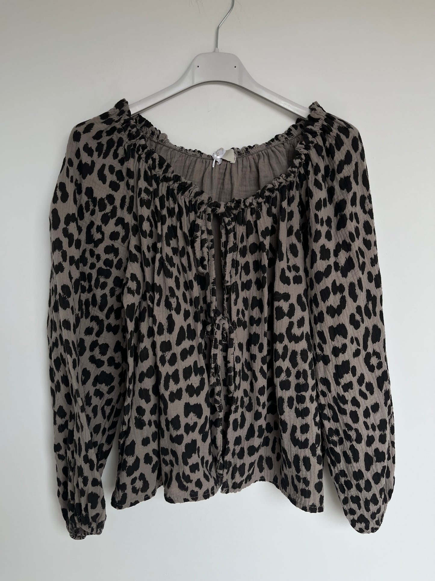Musselin Off Shoulder Bluse (Leo - taupe)